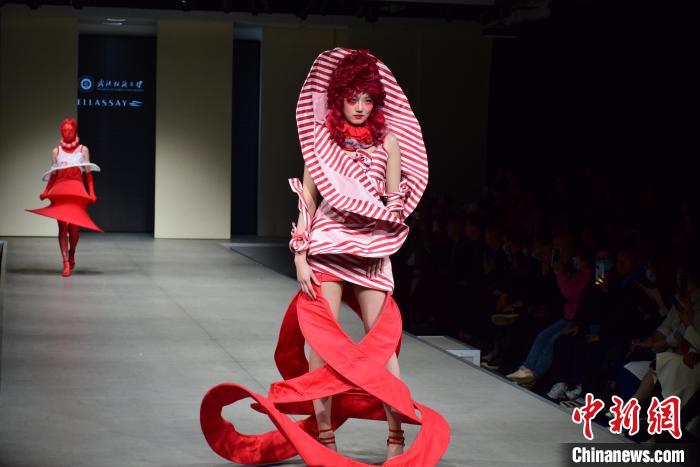 时装秀展示学生毕业作品 马芙蓉 摄